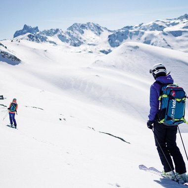 Skitourengeher vor Bergpanorama