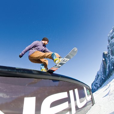 Snowboarder beim Sprung