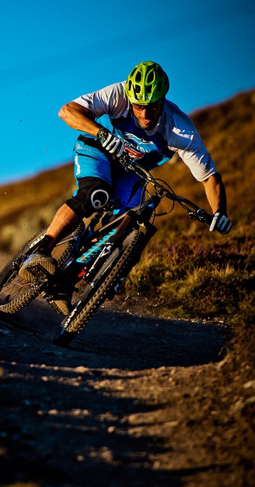 Mountainbiker beim Downhill Fahren