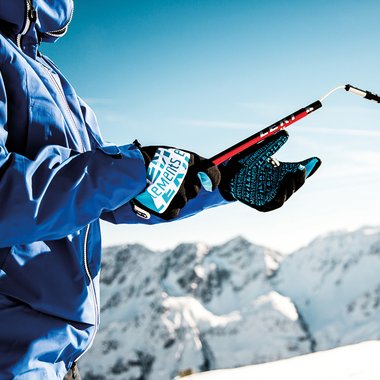 Skifahrer mit blauem Anorak