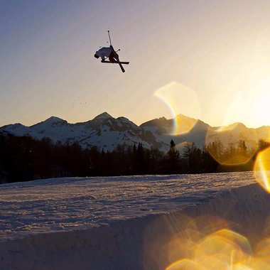 Skifahrer beim Sprung in der Luft