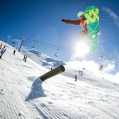 Snowboarder macht einen Sprung