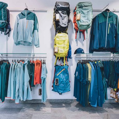Sportgeschäftaufnahme mit Sommerbekleidung zum Wandern