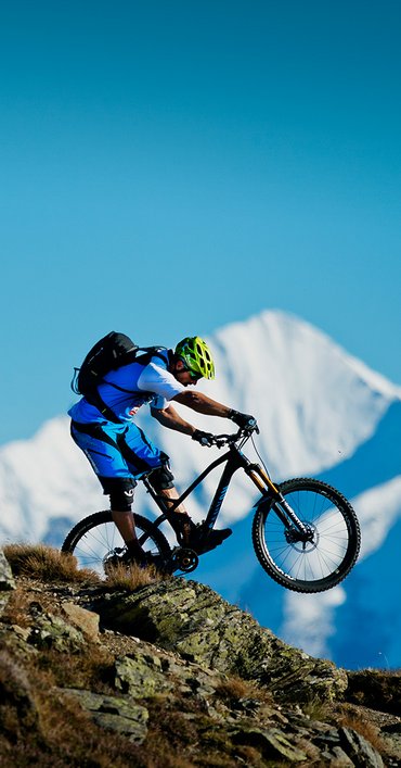 Mountainbiker vor Gipfelpanorama