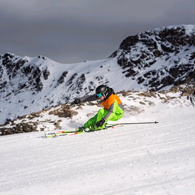 Skifahrer vor Bergpanorama