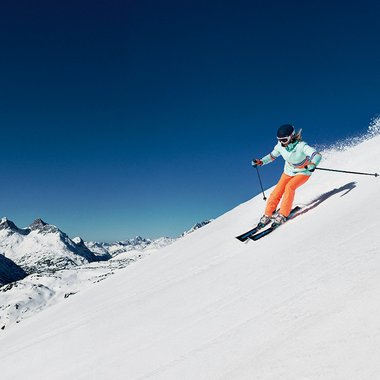 Skifahrer bei der Abfahrt